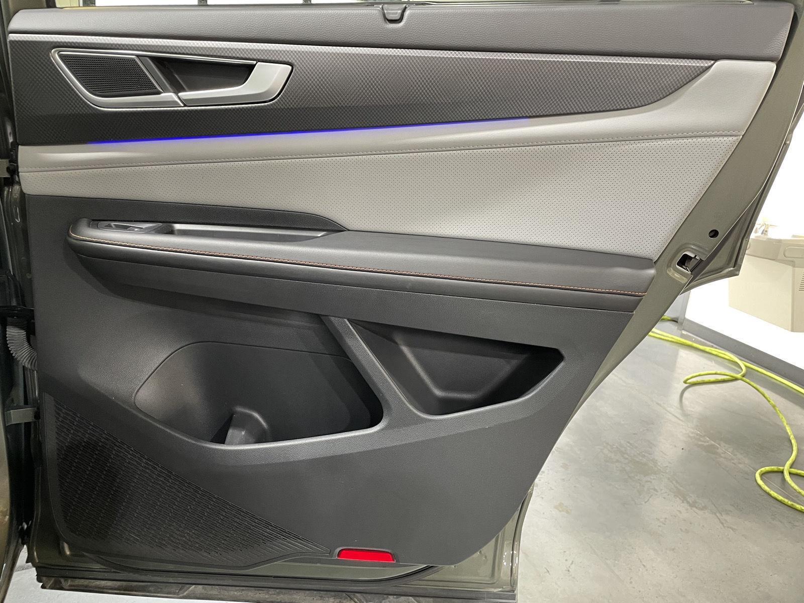 Vehicle photo 28