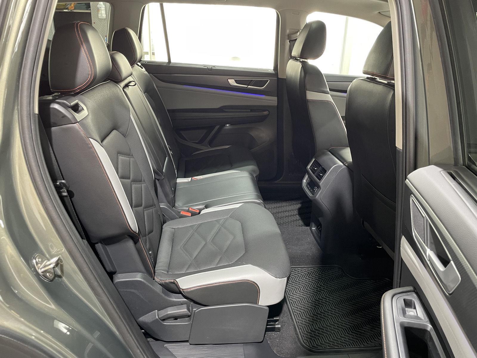 Vehicle photo 29