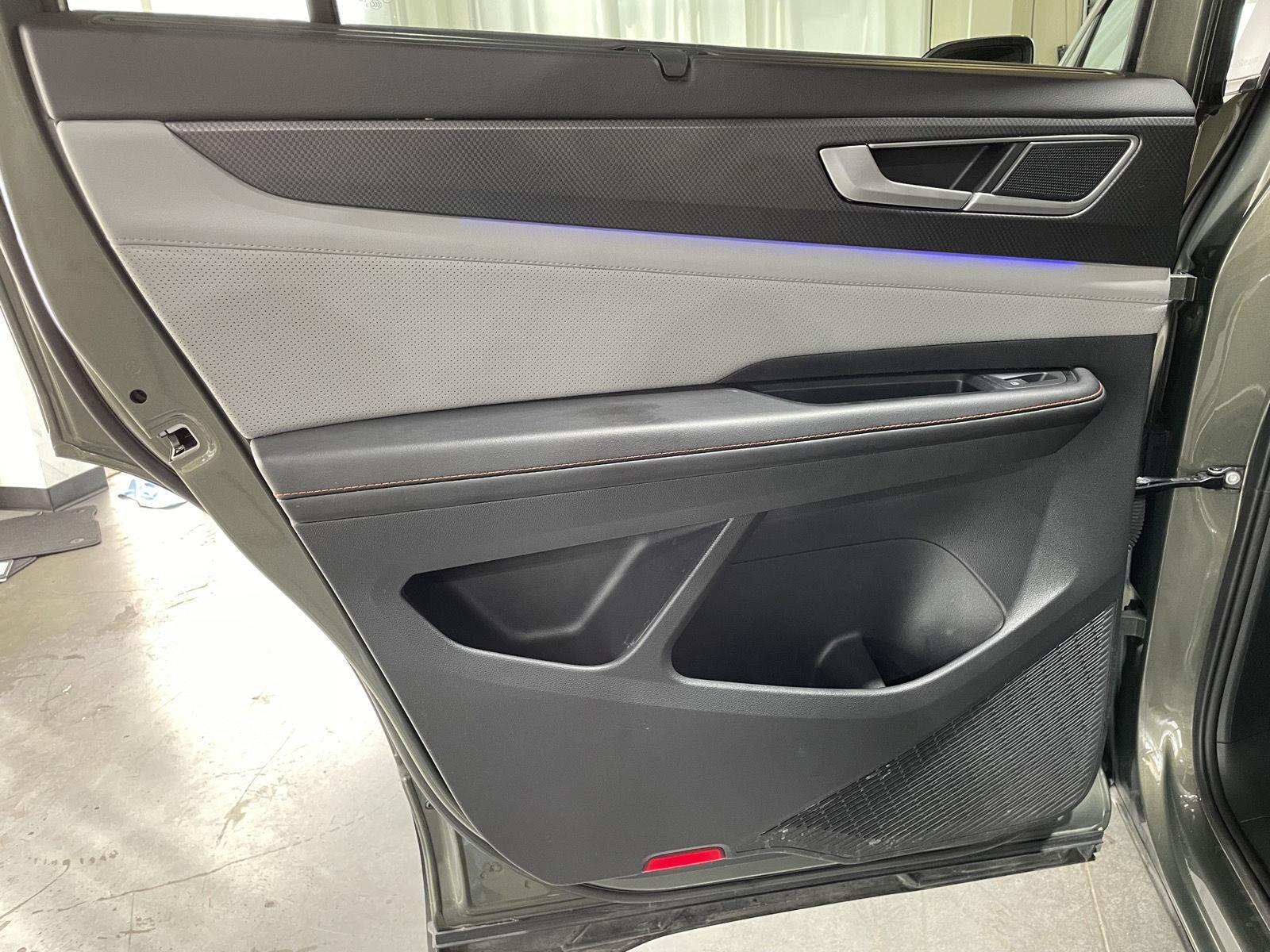 Vehicle photo 30