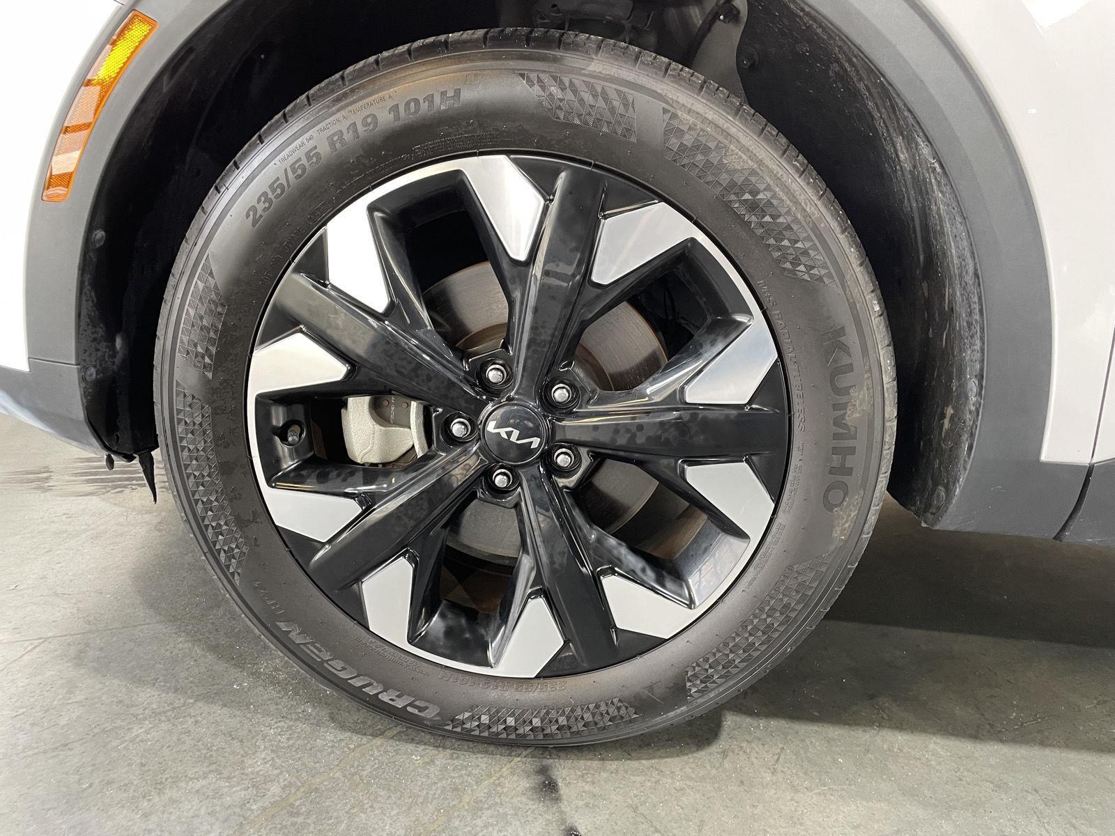 Vehicle photo 10