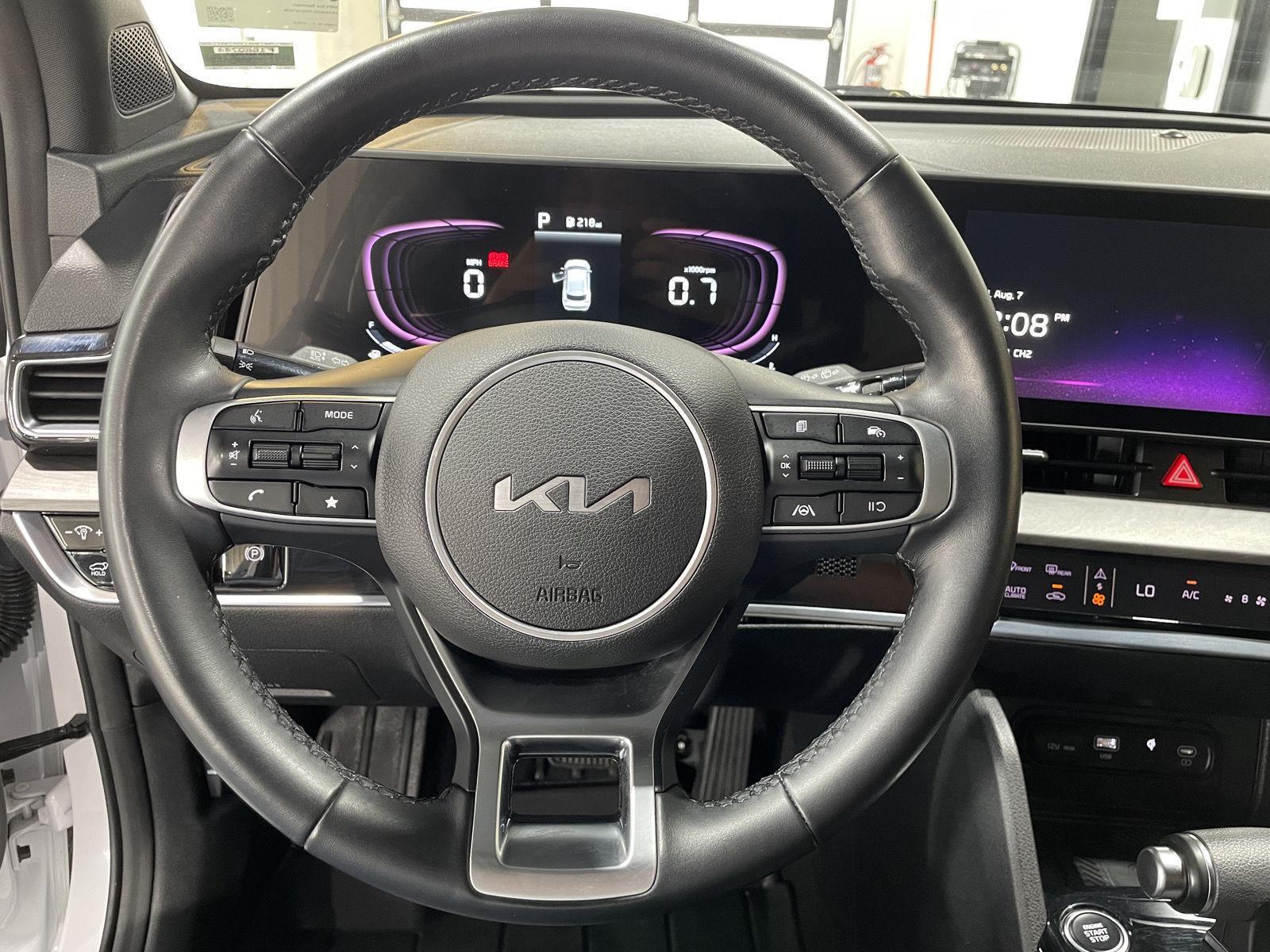 Vehicle photo 12