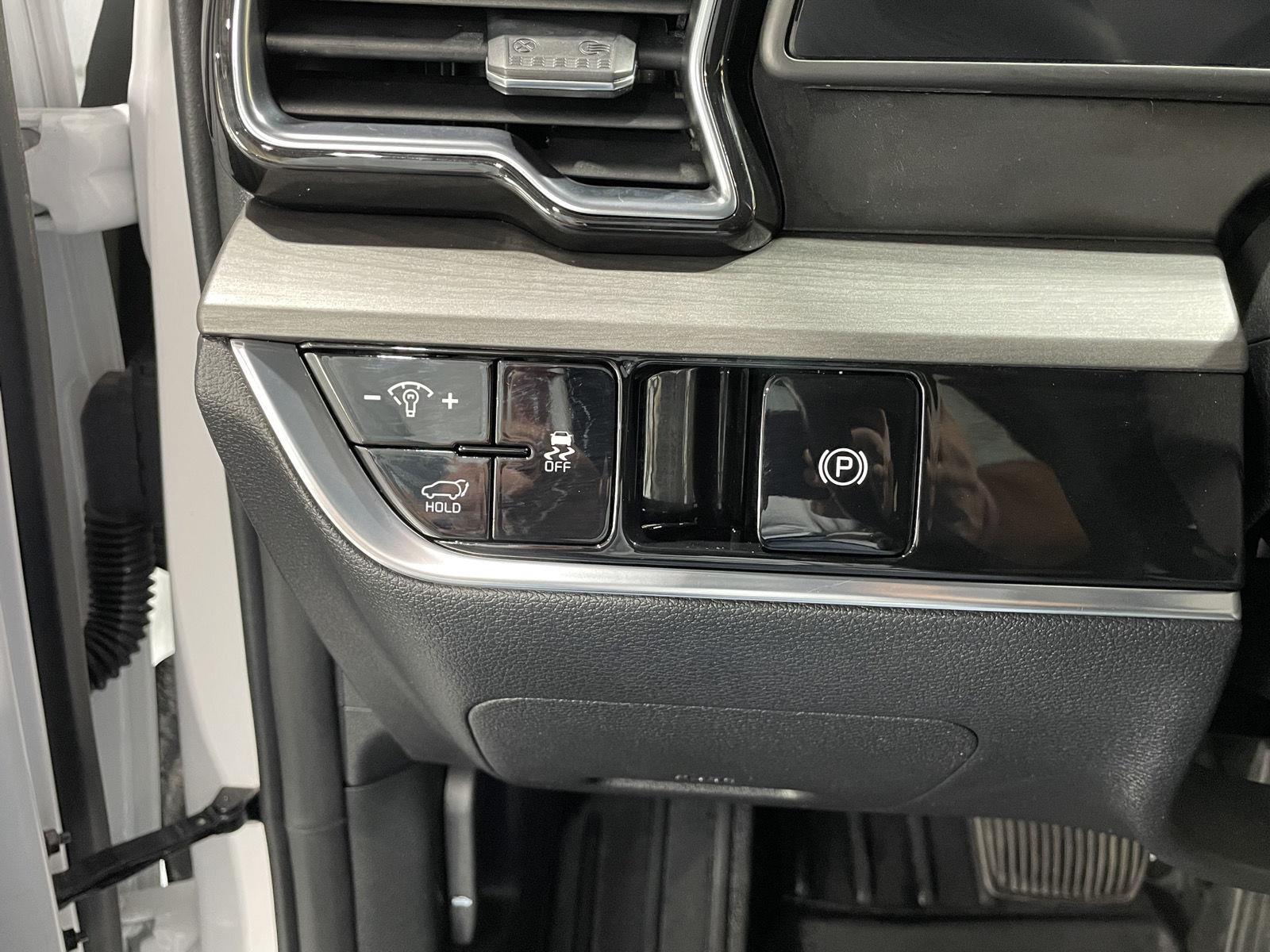 Vehicle photo 16
