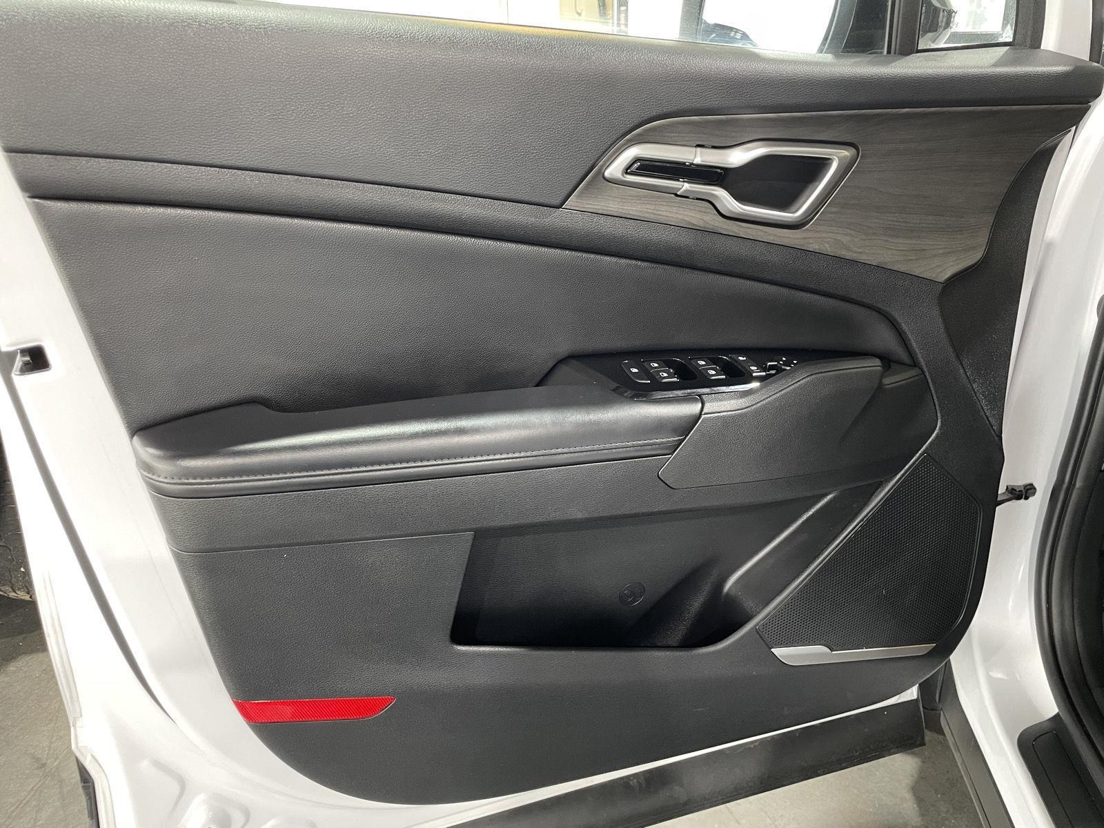 Vehicle photo 17