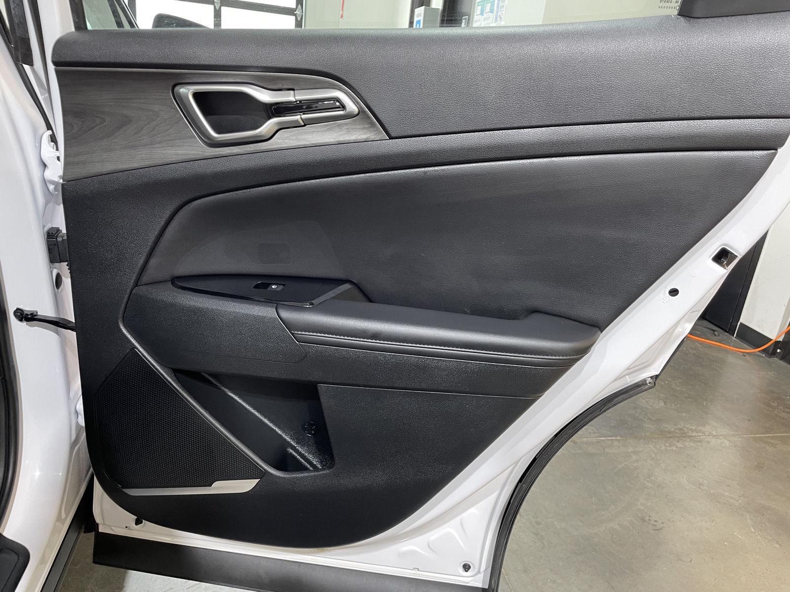 Vehicle photo 26