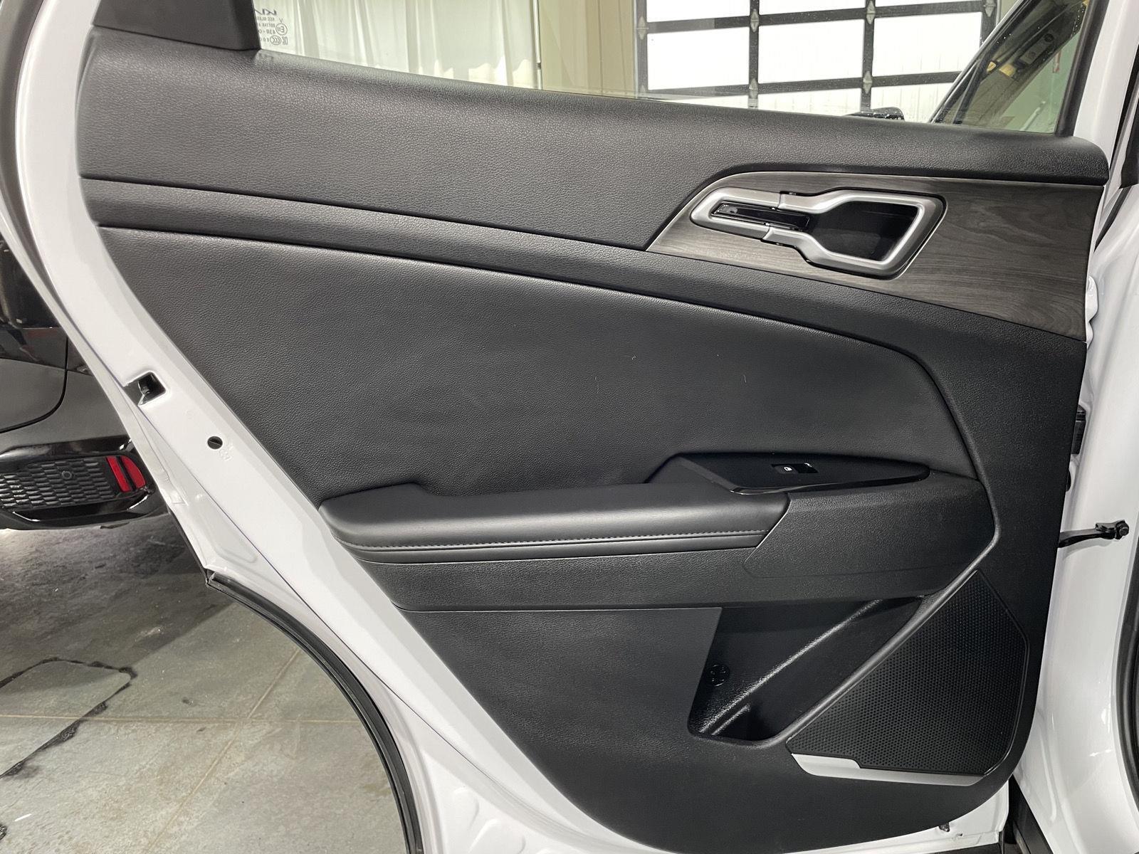 Vehicle photo 28