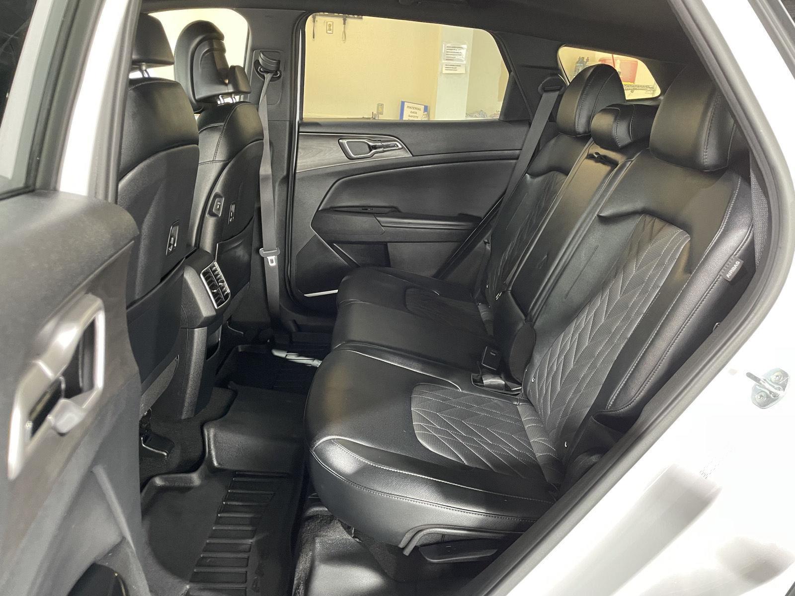 Vehicle photo 29