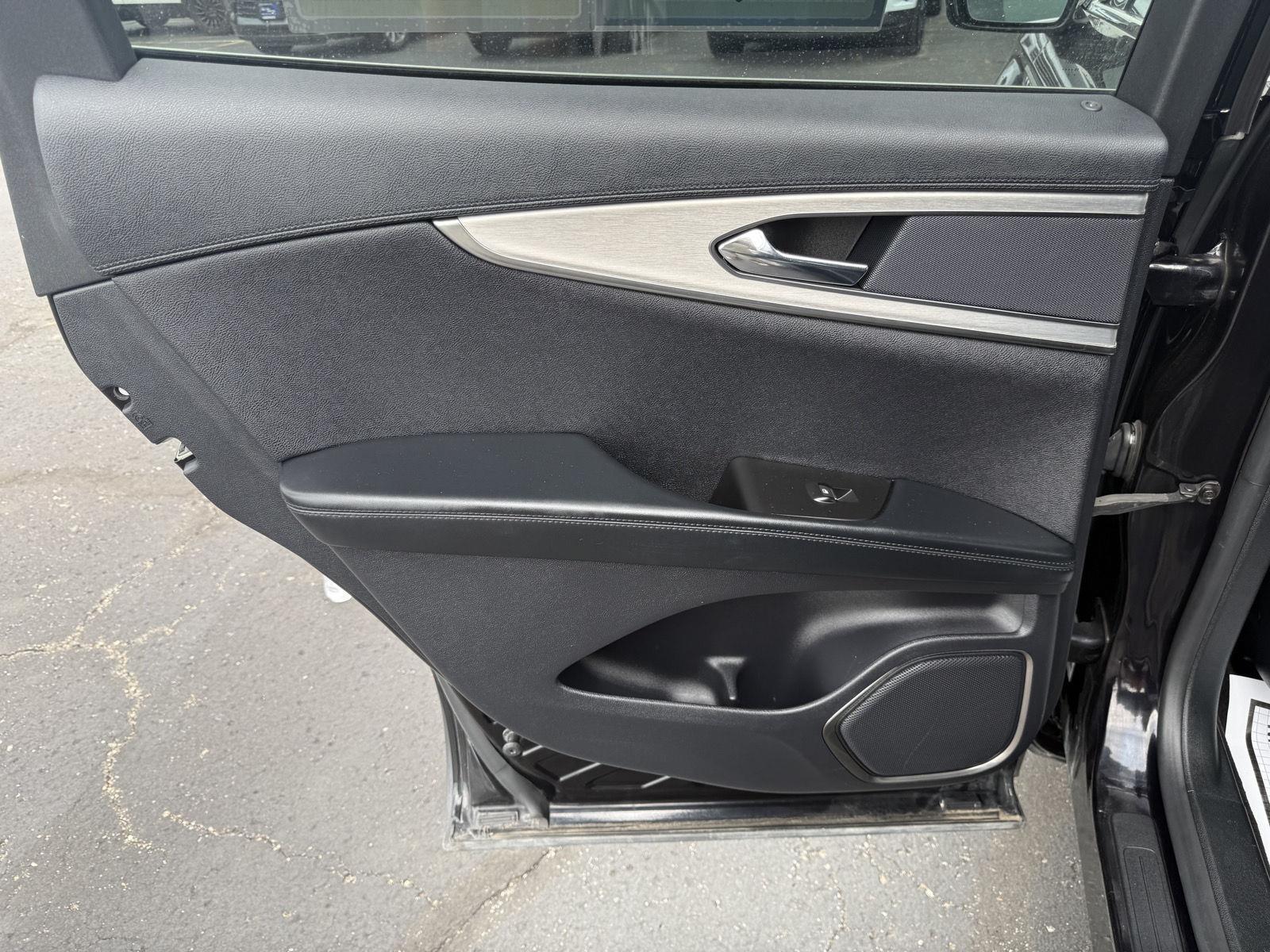 Vehicle photo 23