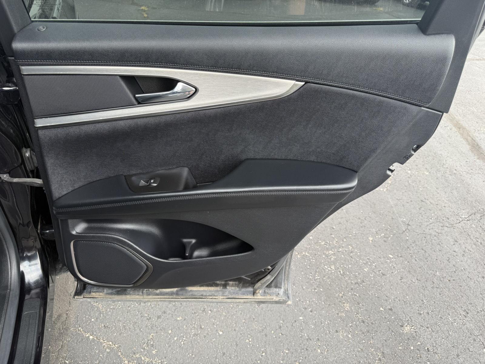 Vehicle photo 26