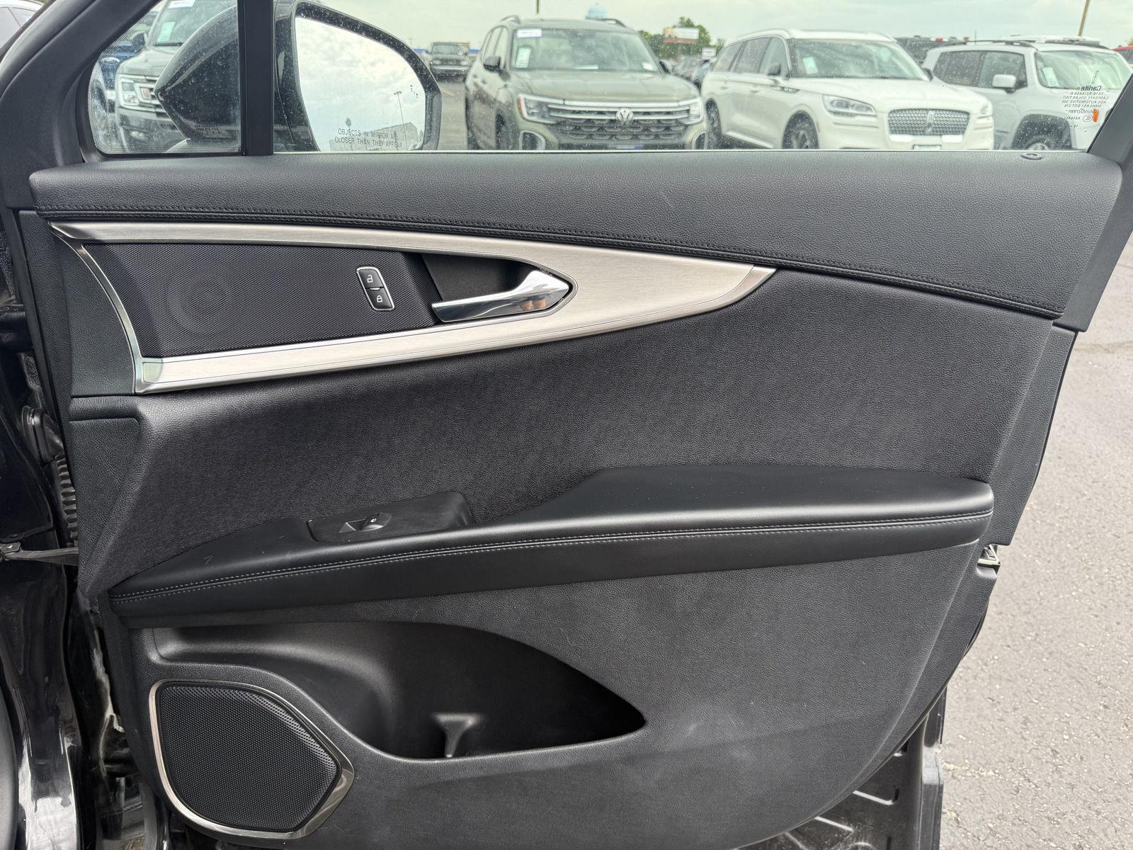 Vehicle photo 27