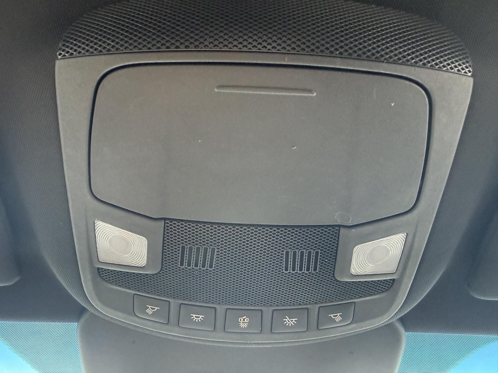 Vehicle photo 30