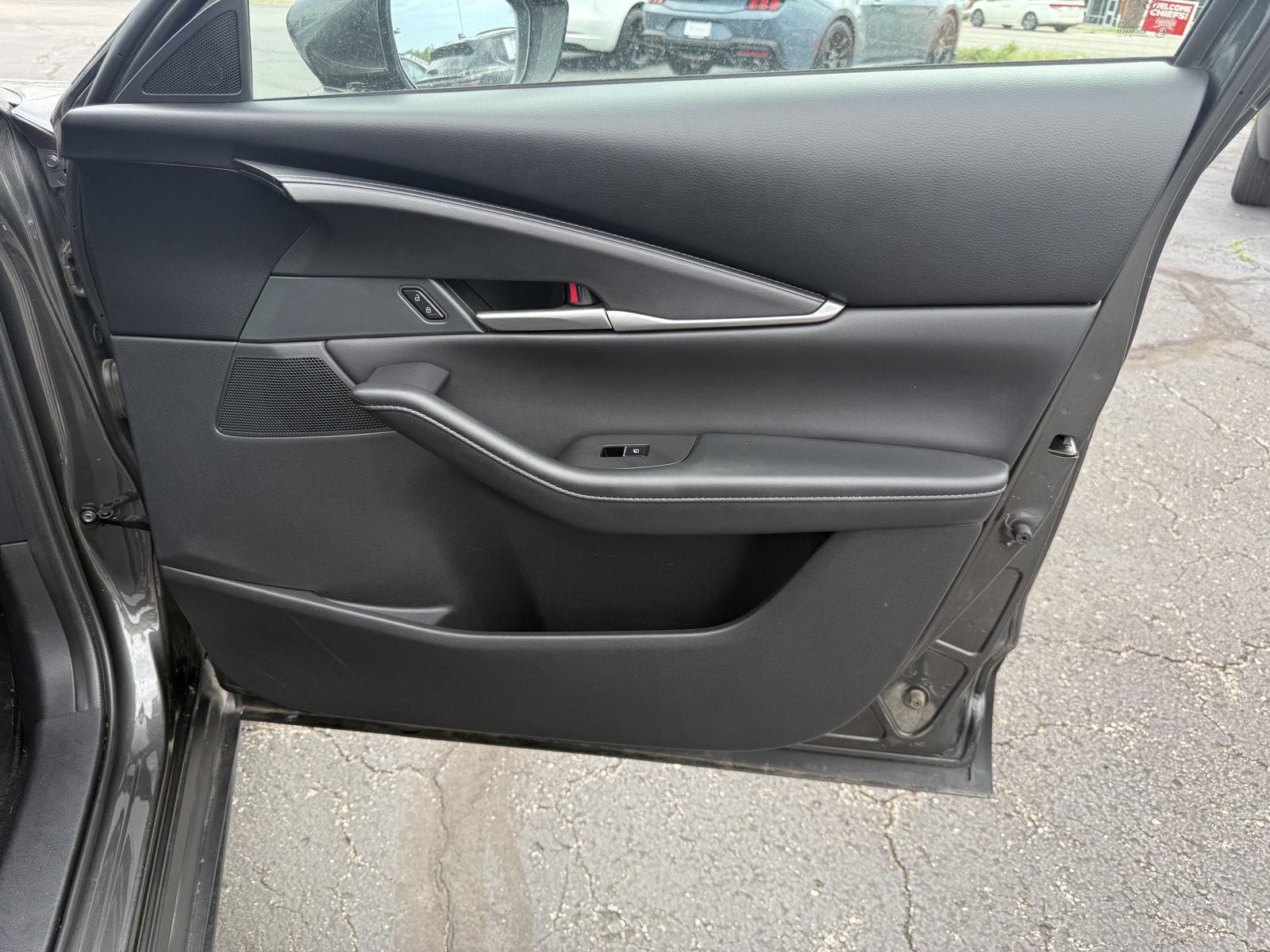 Vehicle photo 25