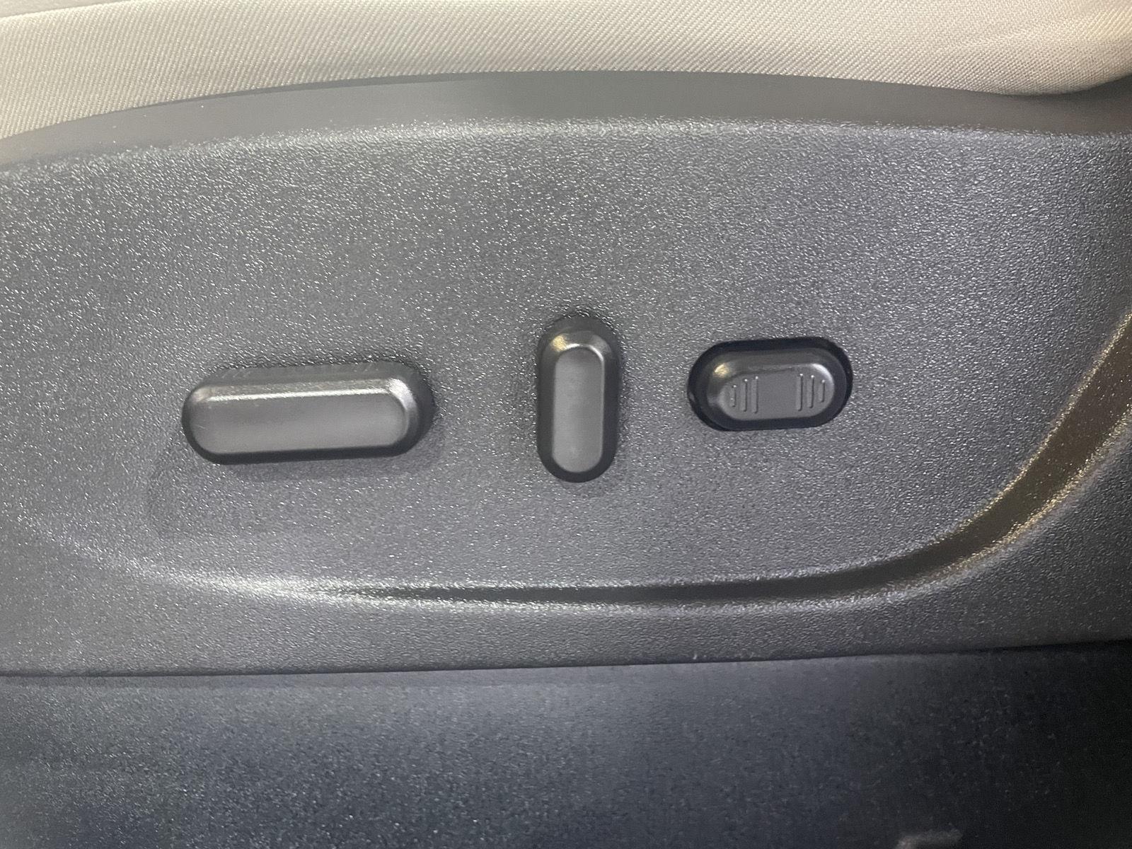 Vehicle photo 21