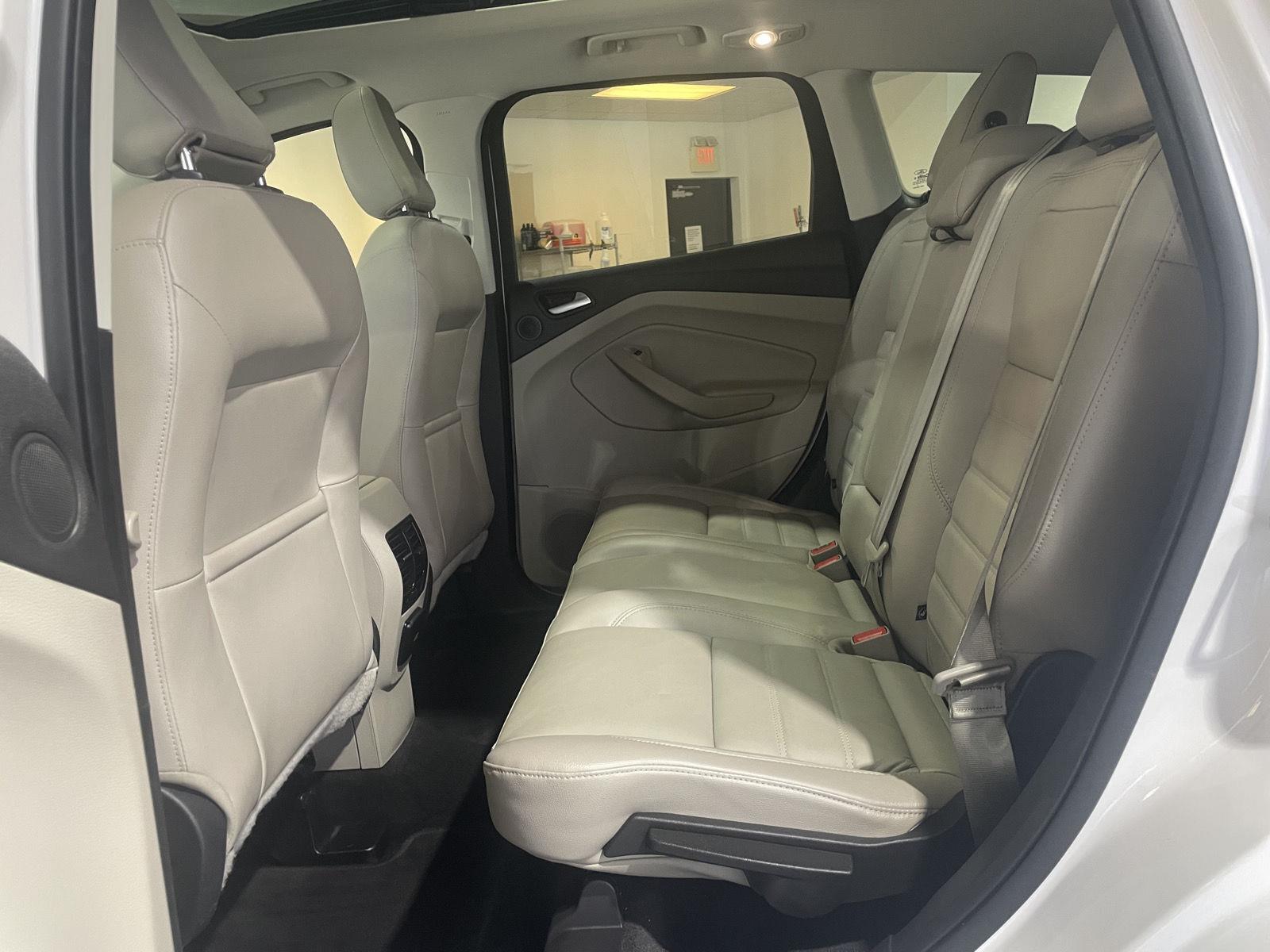 Vehicle photo 30