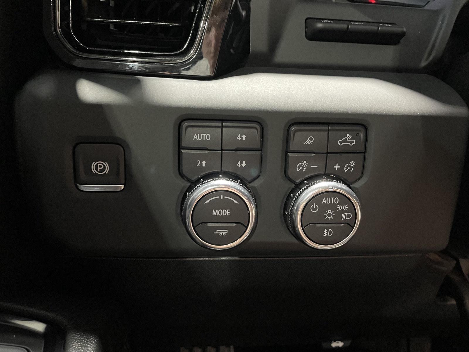 Vehicle photo 16