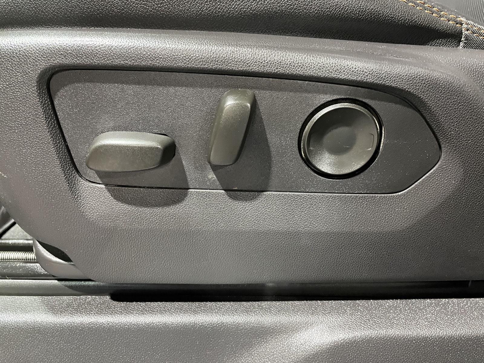 Vehicle photo 21