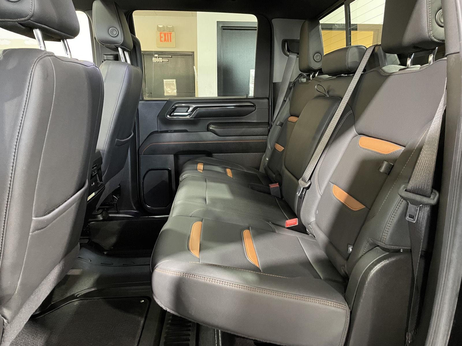 Vehicle photo 25