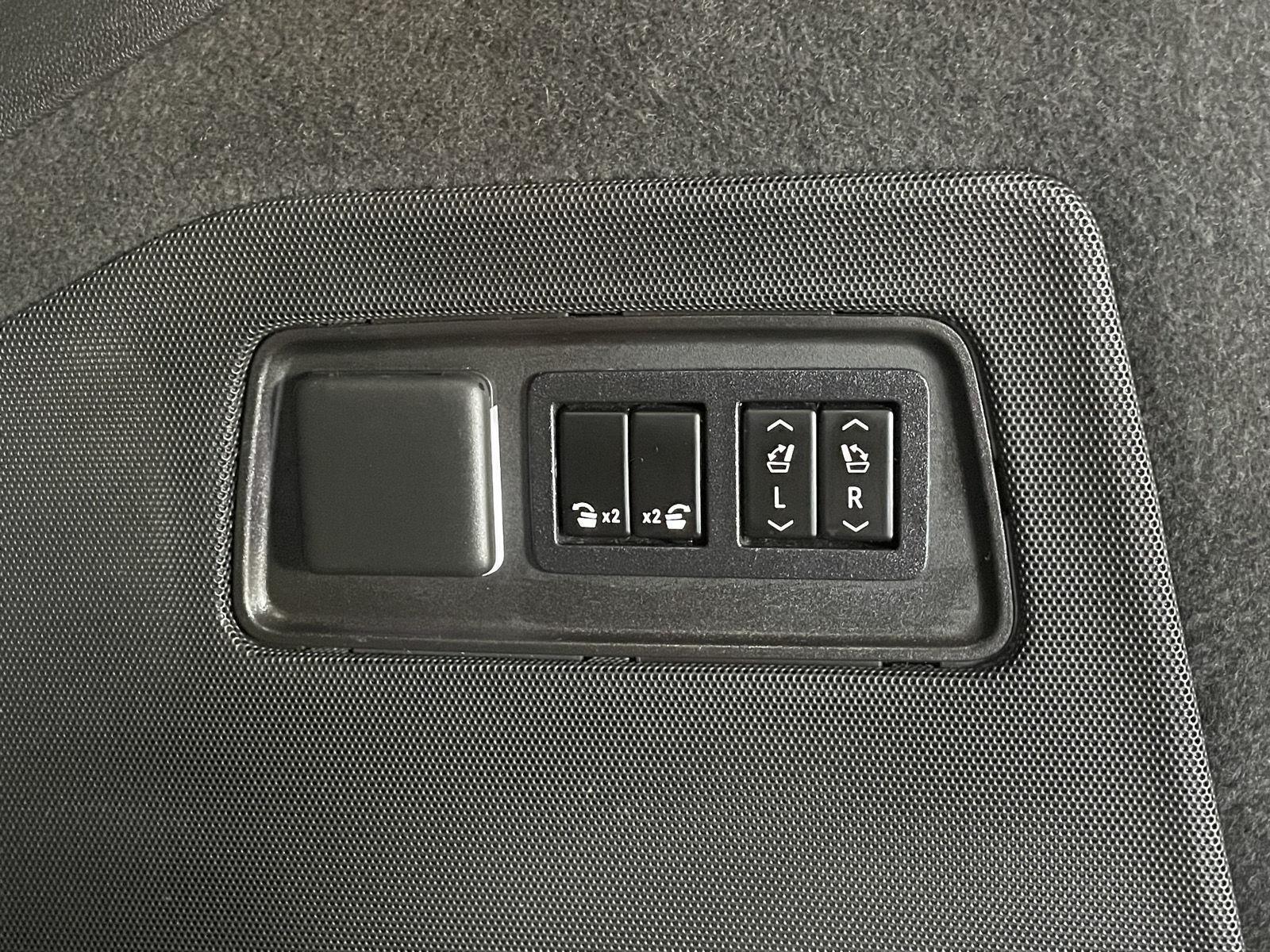 Vehicle photo 32