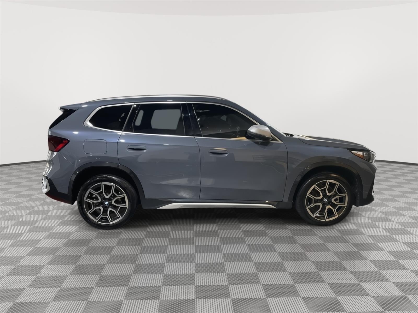 Vehicle photo 6