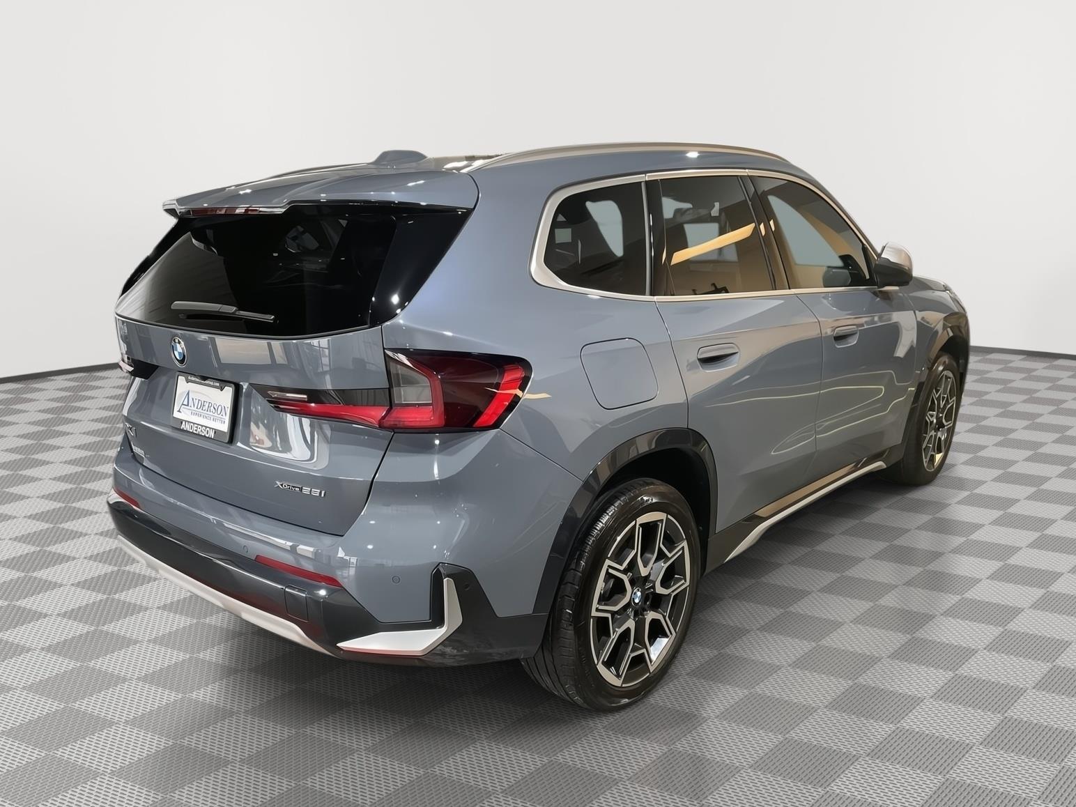 Vehicle photo 7
