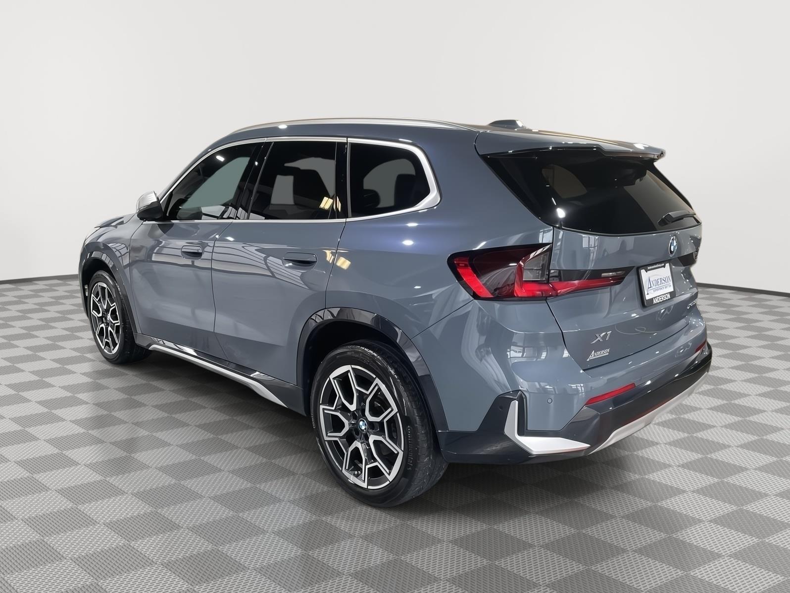 Vehicle photo 9