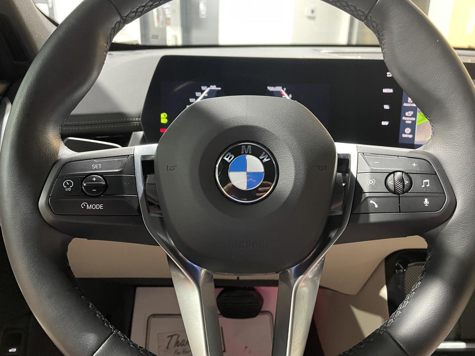 Vehicle photo 12