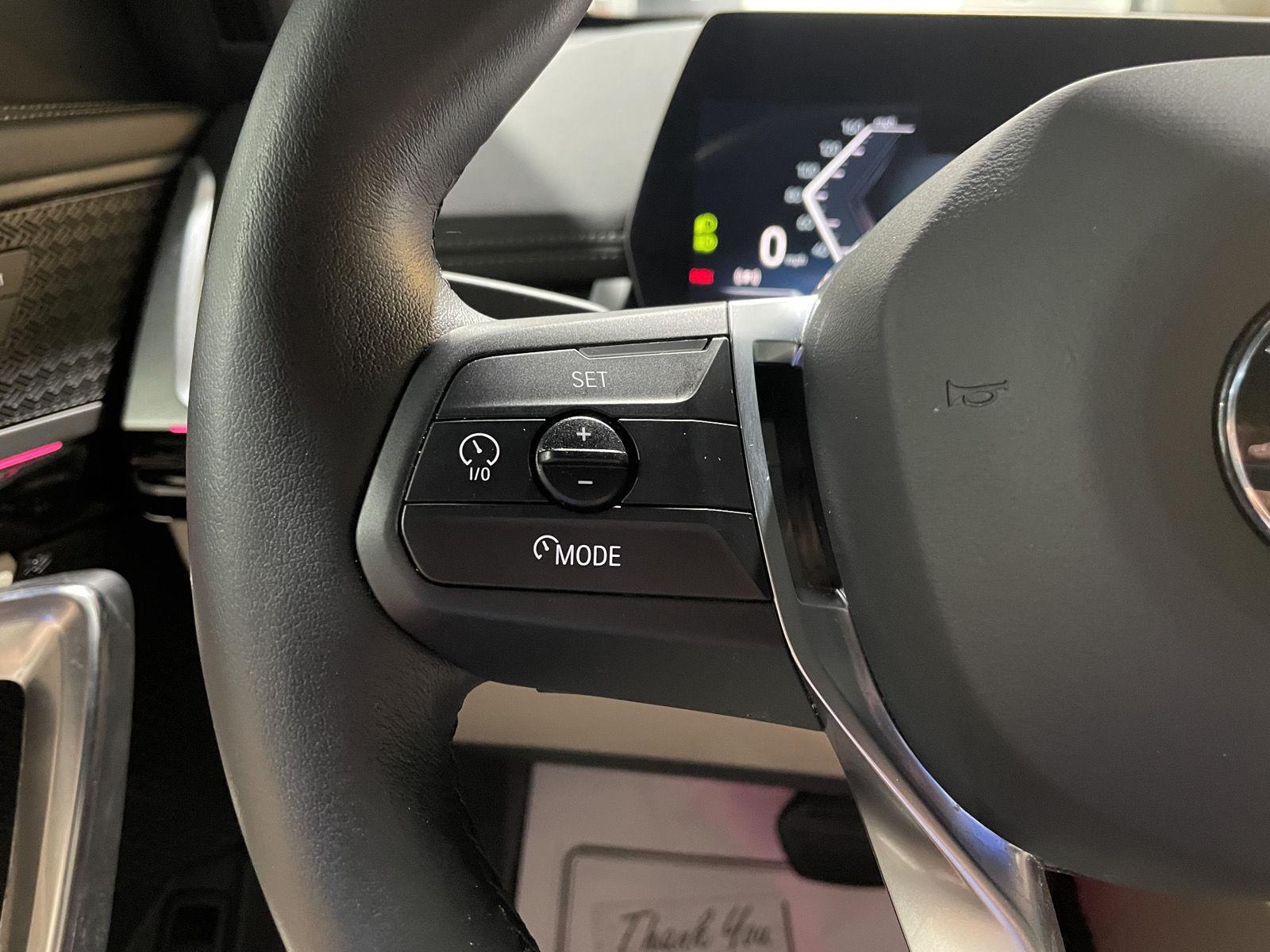 Vehicle photo 13