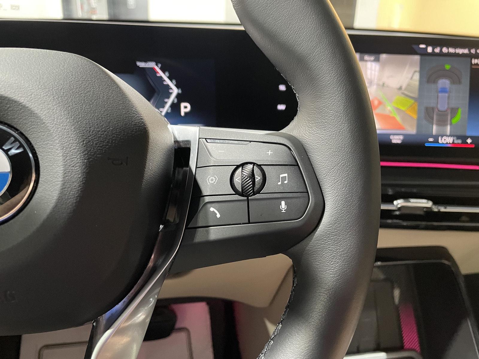 Vehicle photo 14