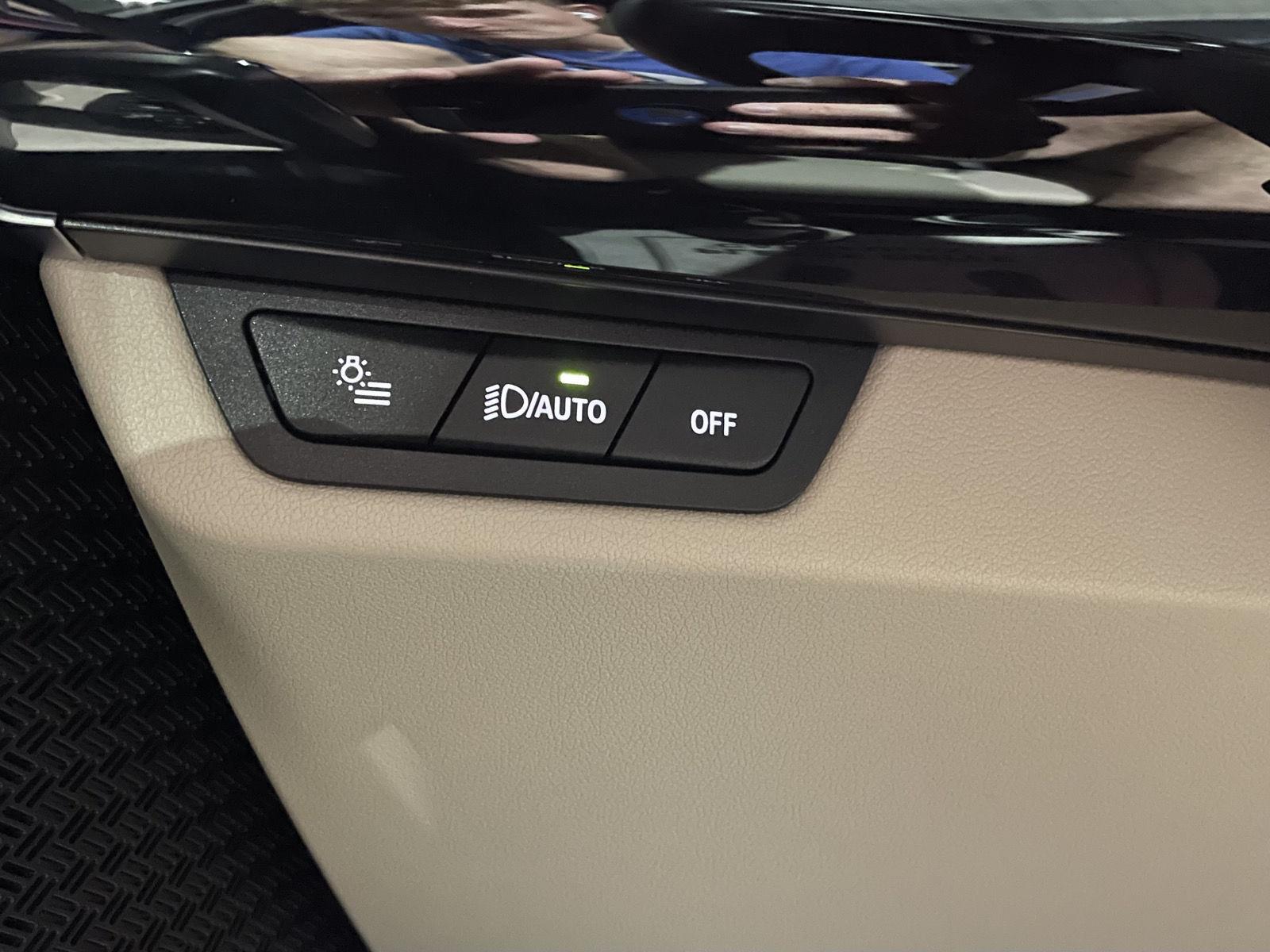 Vehicle photo 15