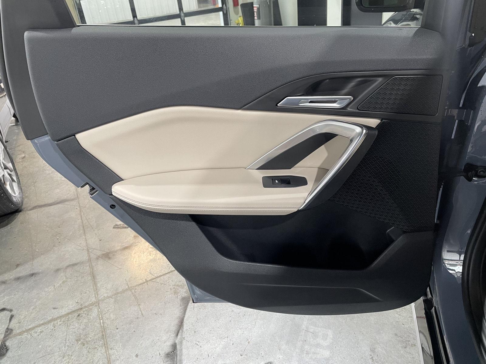 Vehicle photo 23