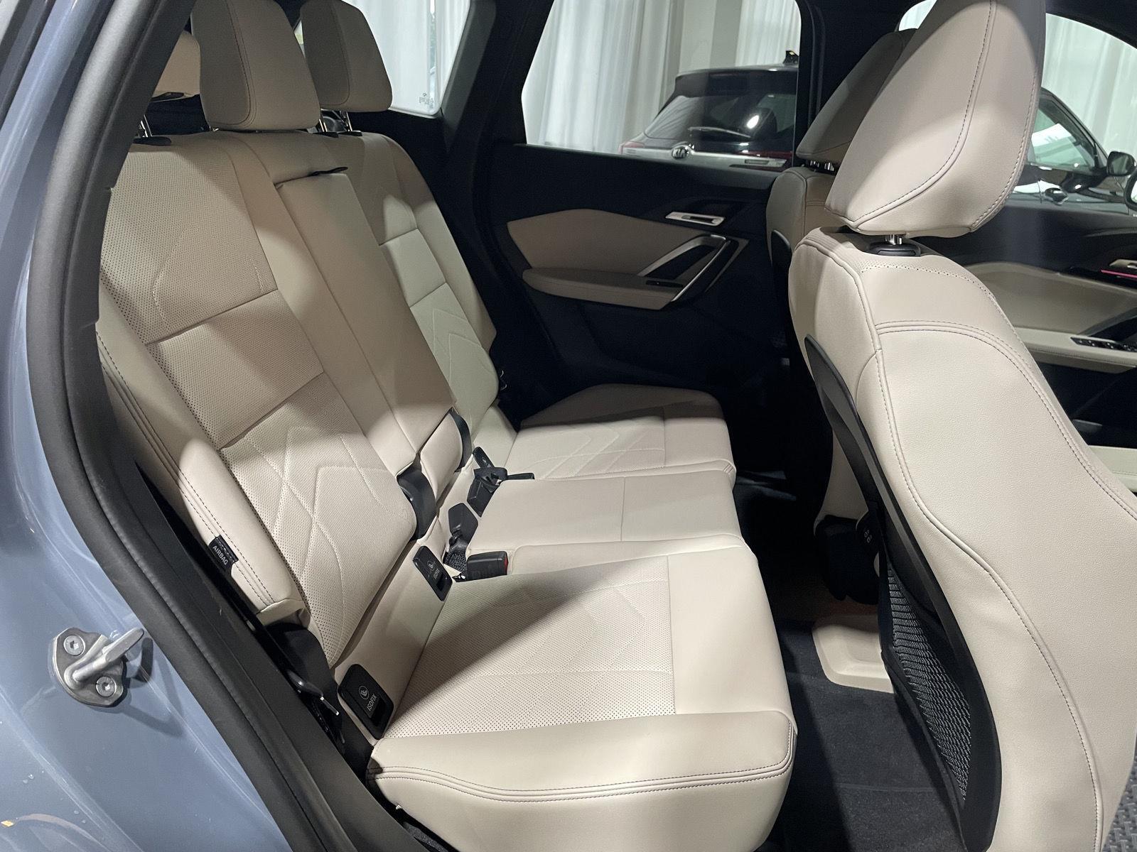 Vehicle photo 25