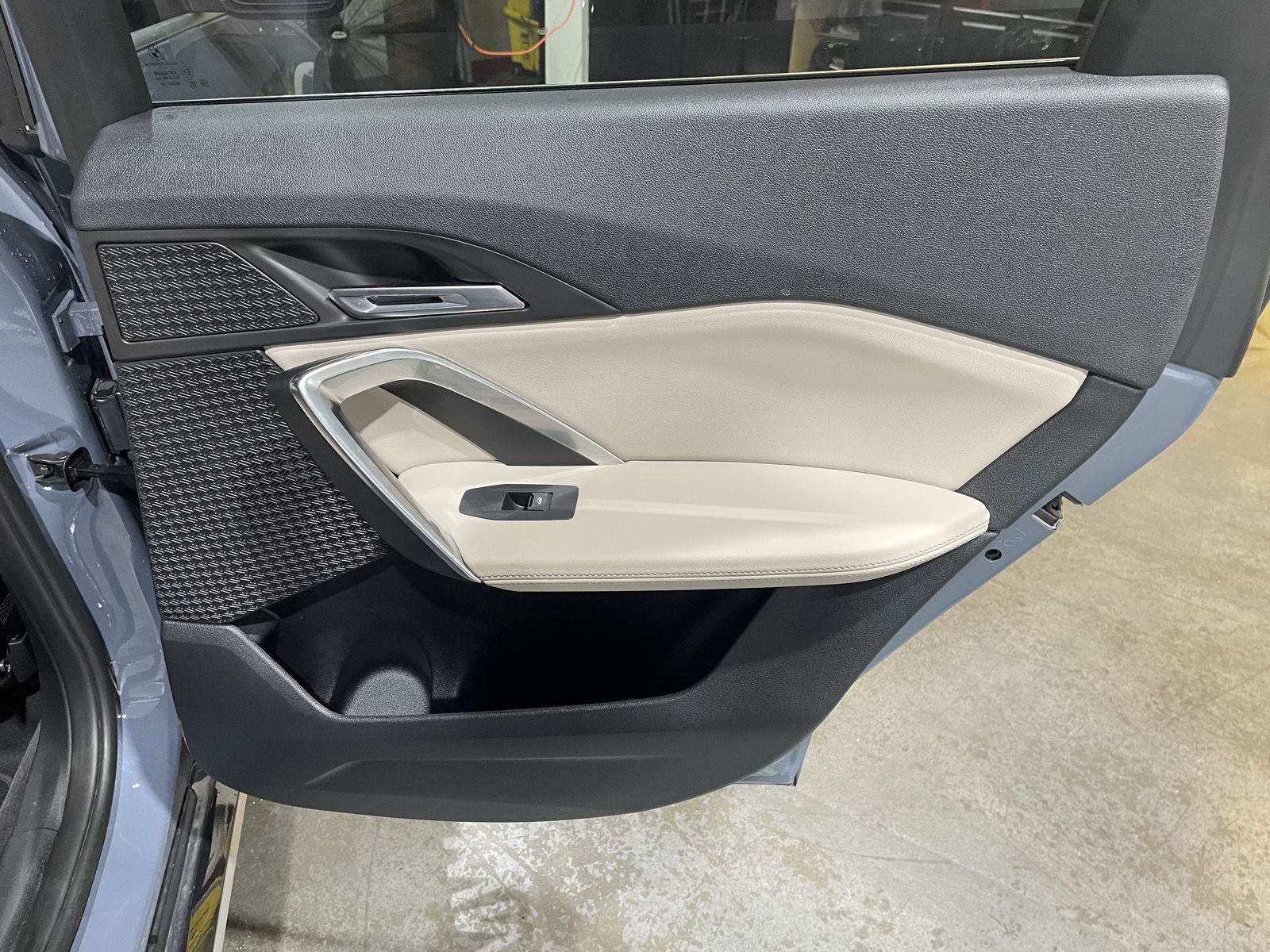 Vehicle photo 26