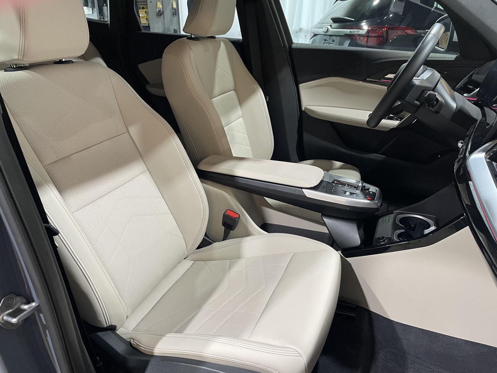 Vehicle photo 28