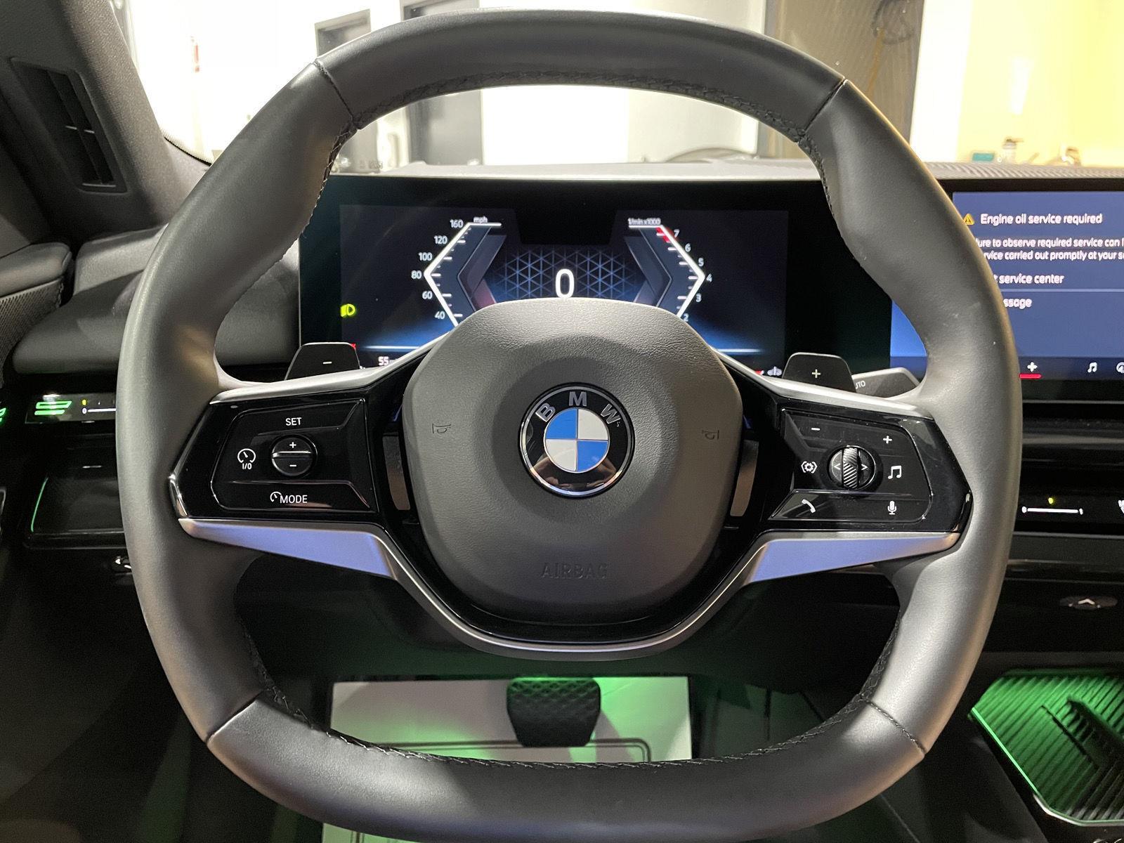 Vehicle photo 12