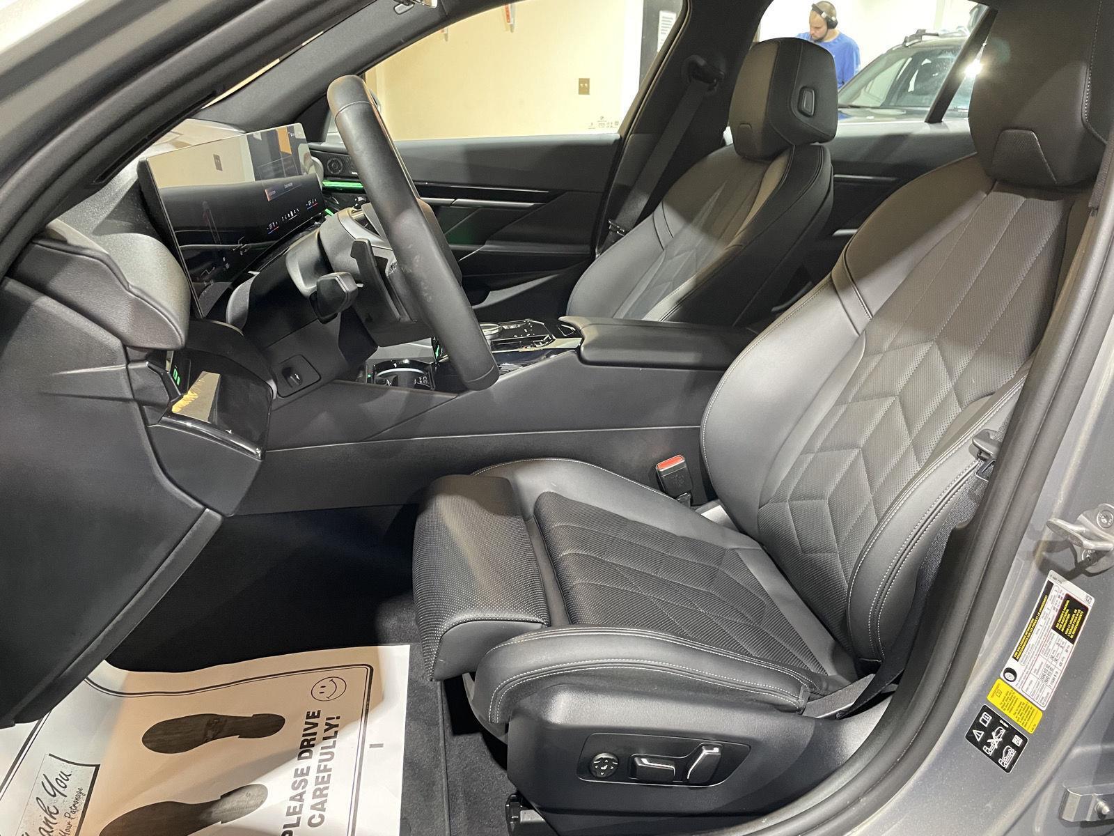 Vehicle photo 18
