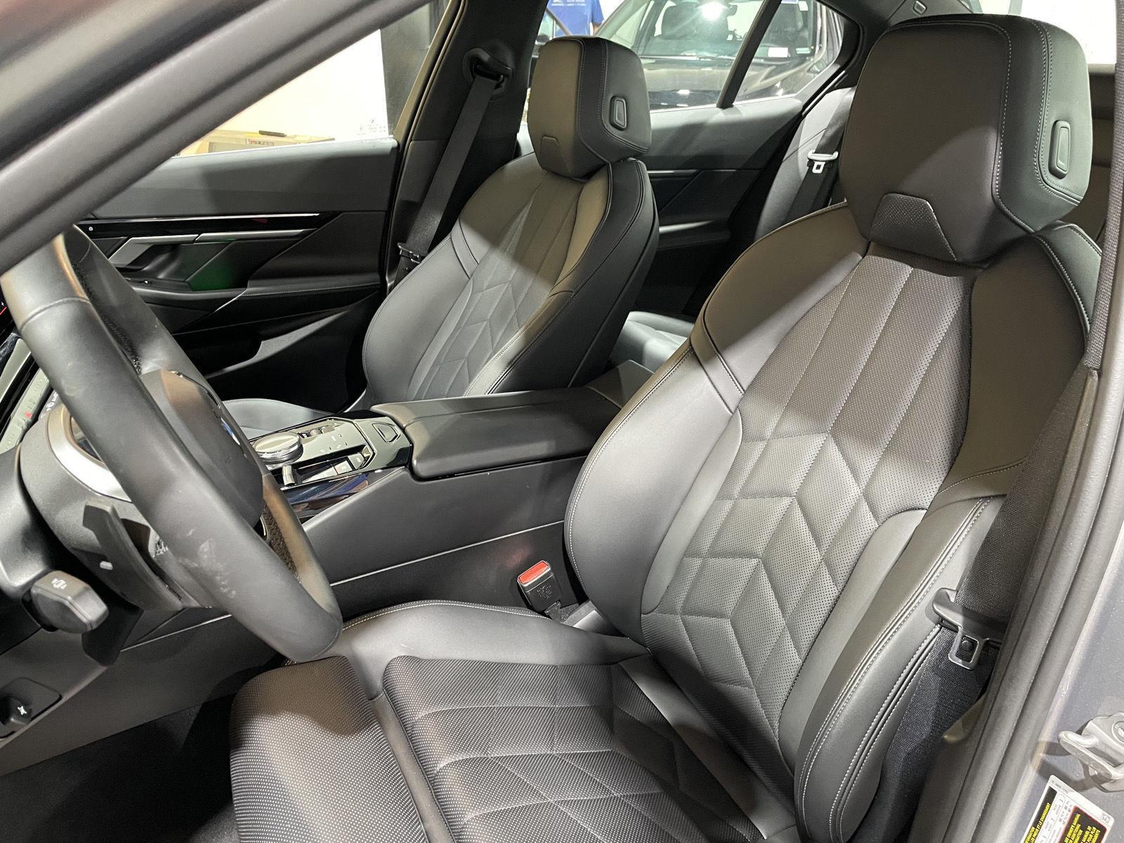 Vehicle photo 19