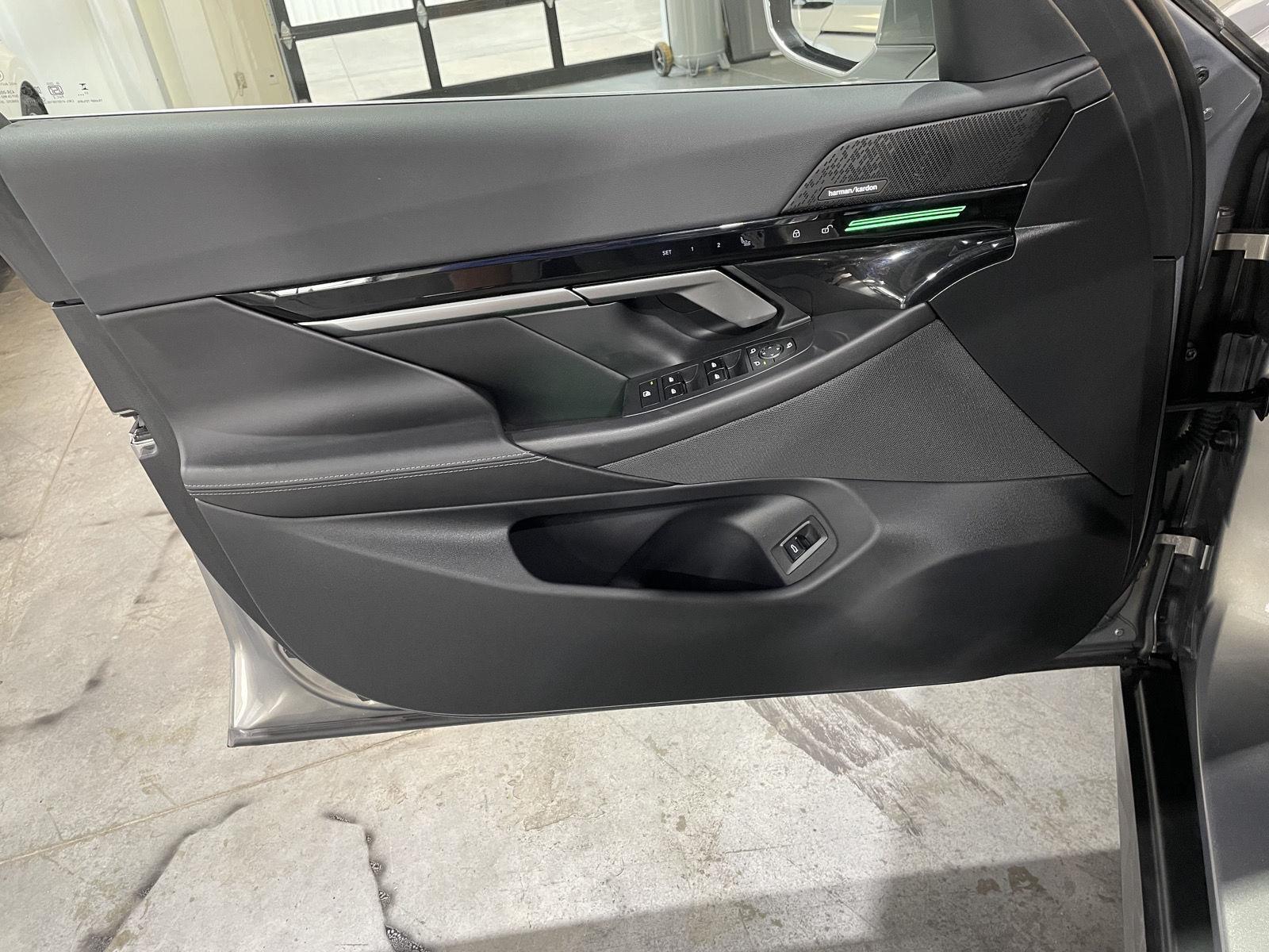Vehicle photo 21
