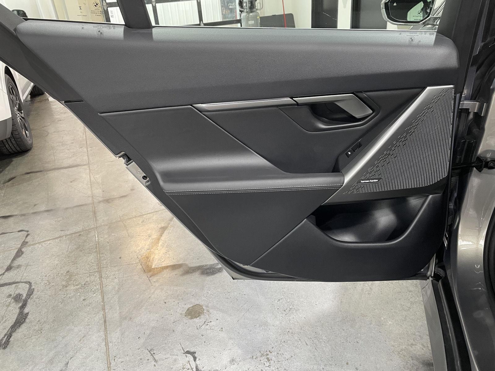 Vehicle photo 24