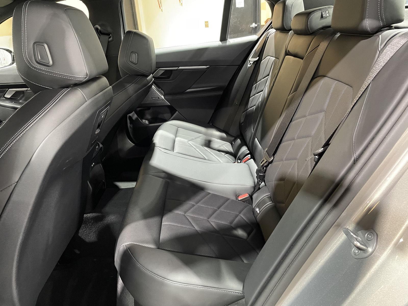 Vehicle photo 25
