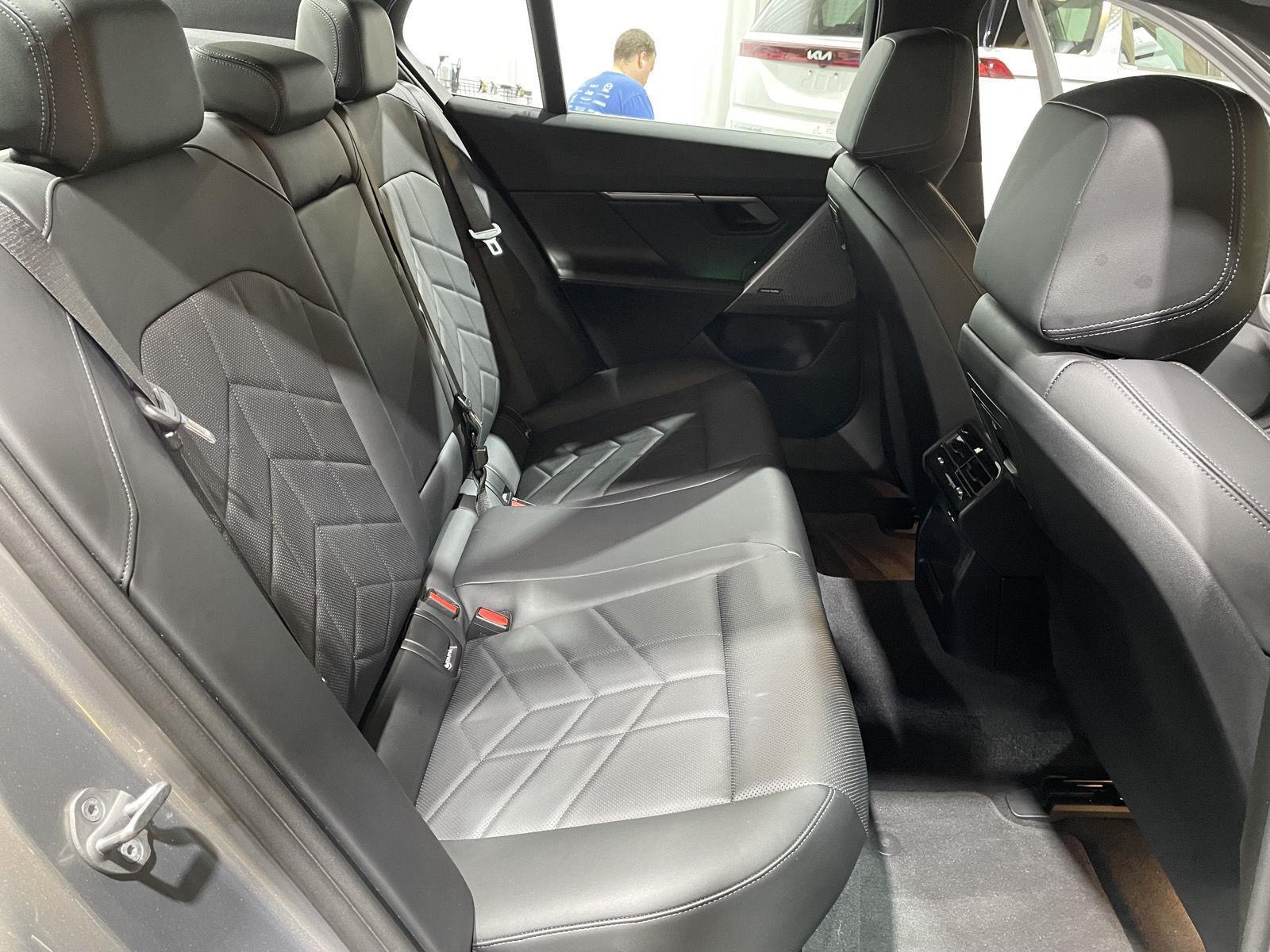 Vehicle photo 27