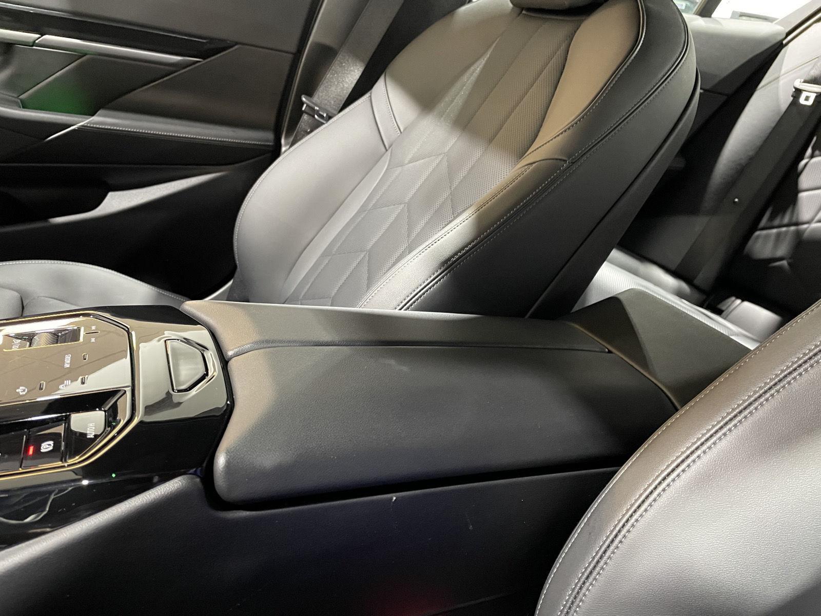 Vehicle photo 37