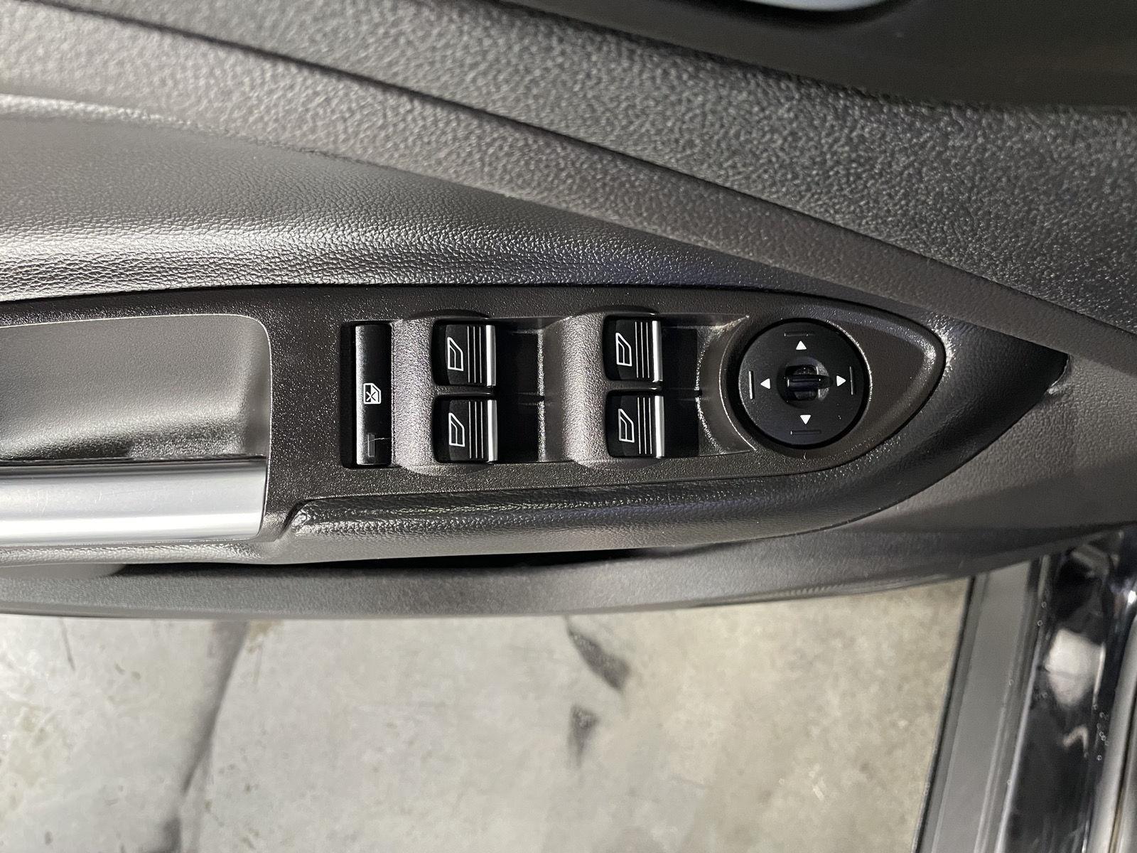 Vehicle photo 23