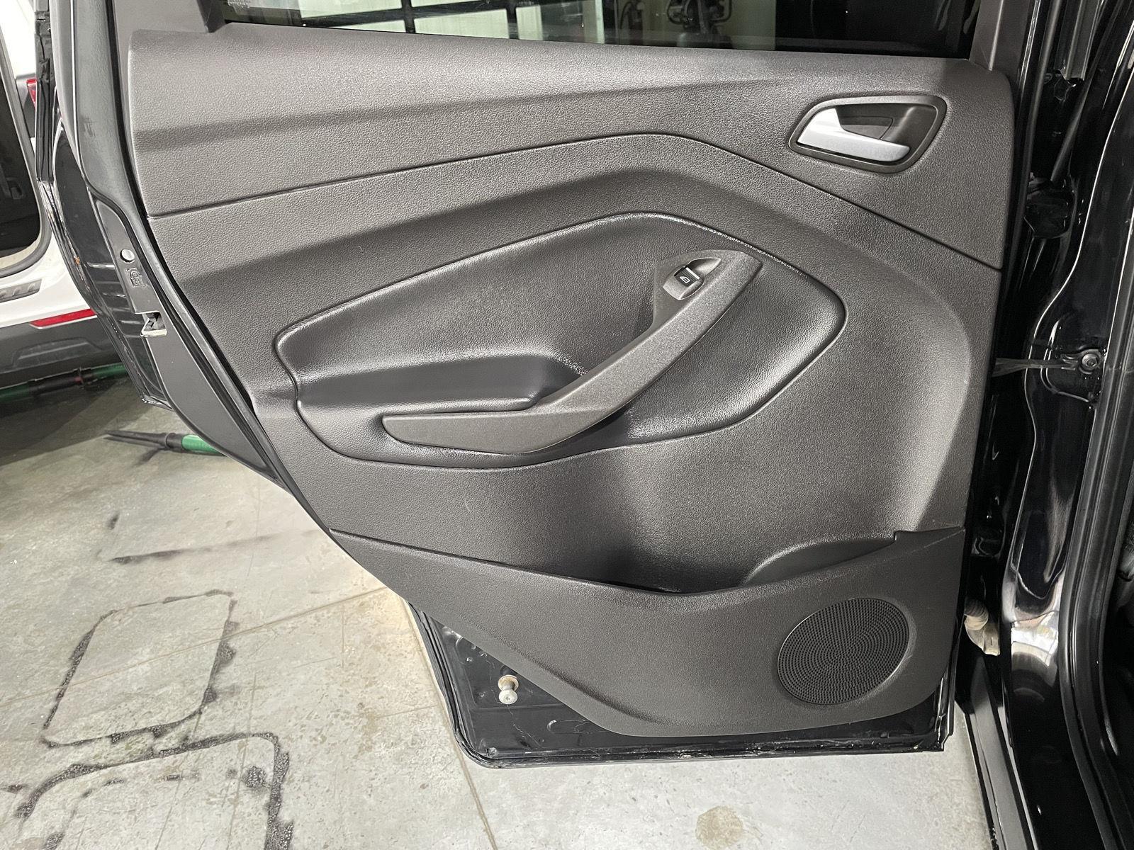 Vehicle photo 24