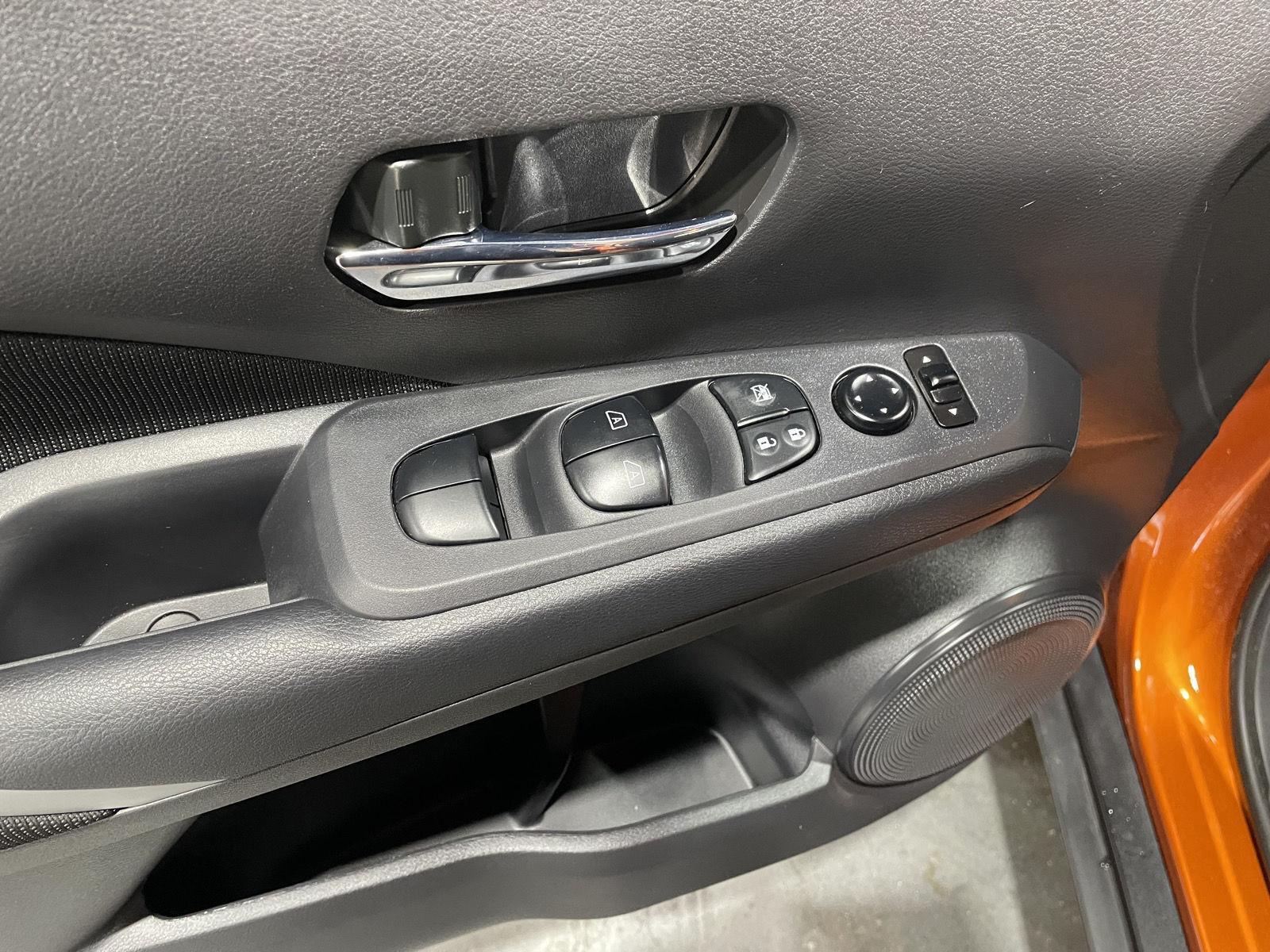 Vehicle photo 24