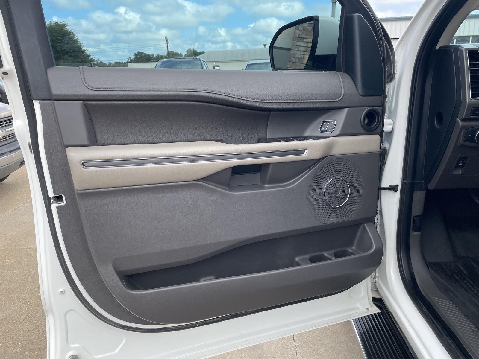 Vehicle photo 15