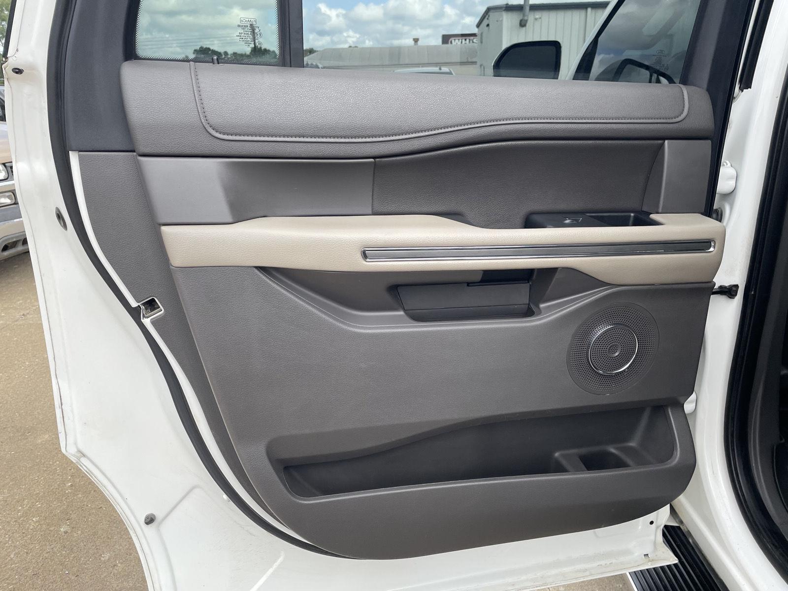 Vehicle photo 25