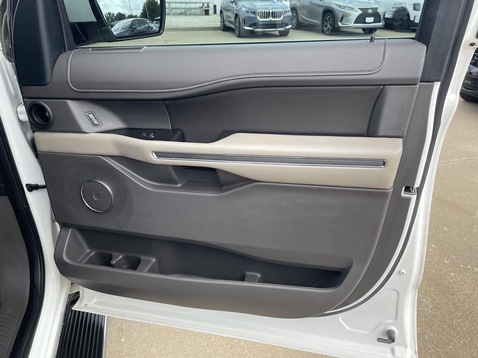 Vehicle photo 28