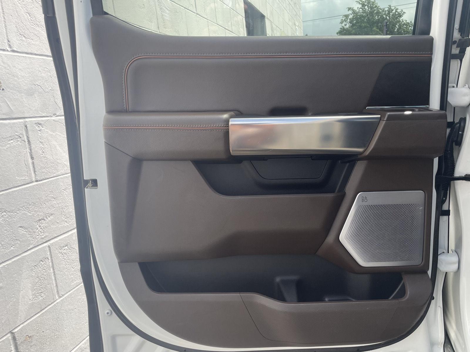 Vehicle photo 17