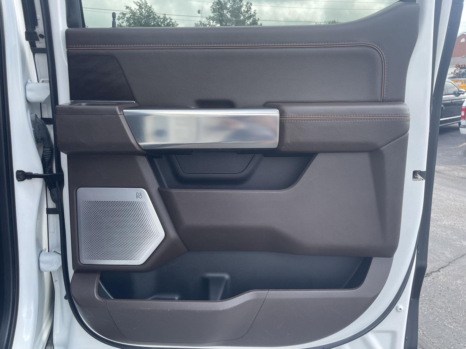 Vehicle photo 19