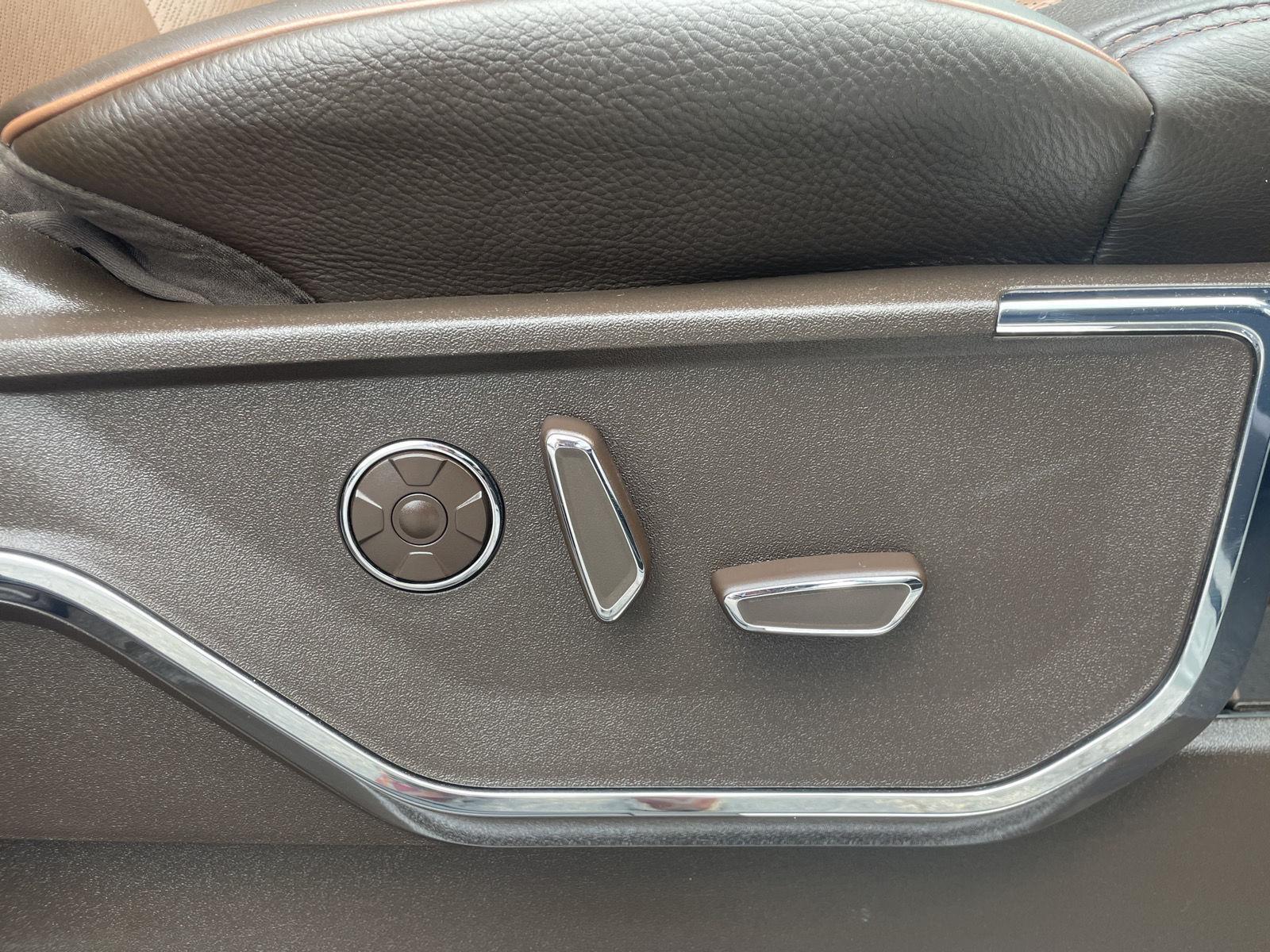 Vehicle photo 24