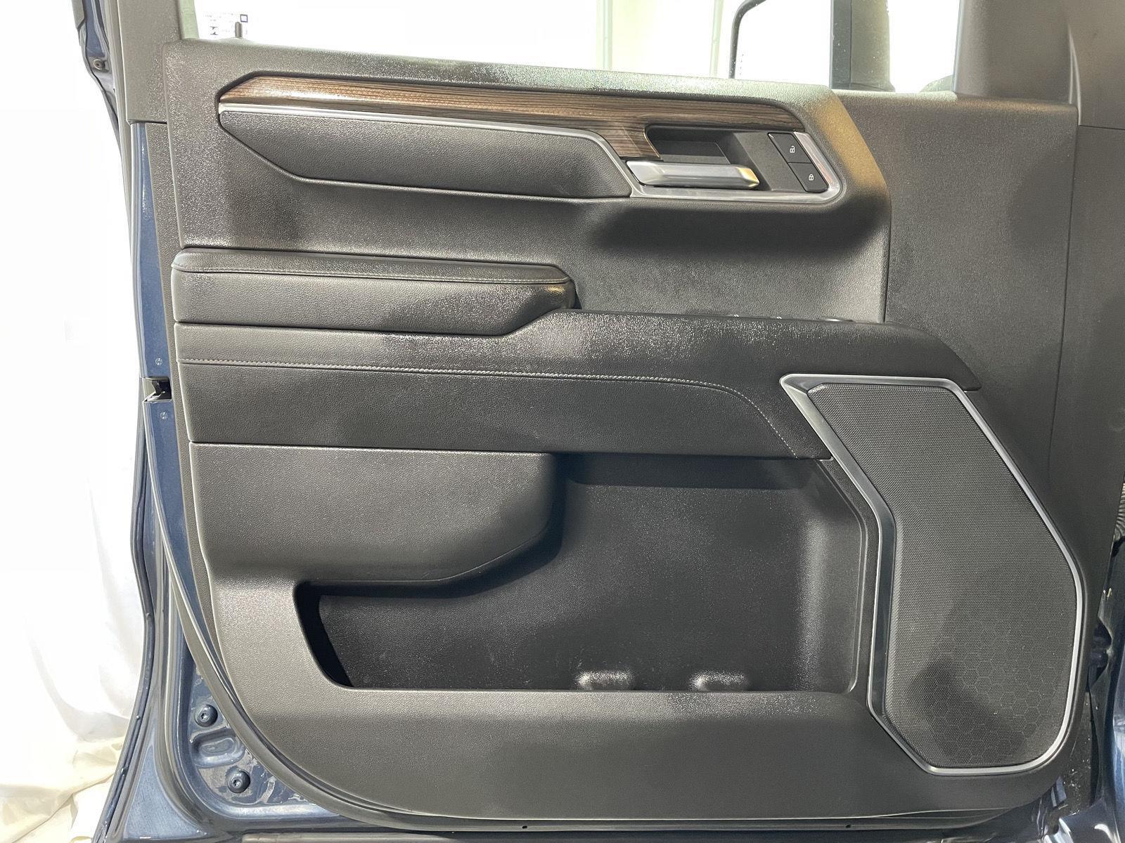 Vehicle photo 16